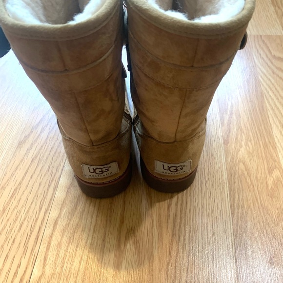 Woman’s Ugg Shearling Boots - Picture 9 of 15